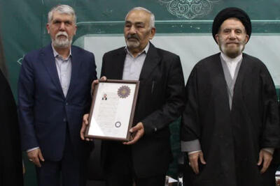 وزیر ارشاد نشان درجه یک هنری را به شاعر لرستانی اعطا کرد