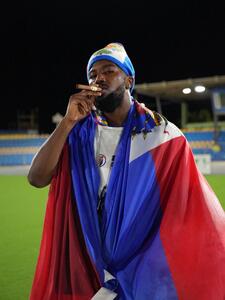  تیپ گنگ ستاره استقلال با سیگار برگ وسط استادیوم