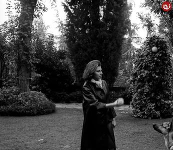  ثریا همسر دوم محمدرضا پهلوی ۶۱ سال پیش در حال بازی با سگش در باغ