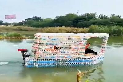  معماری خلاقانه؛ با بطری آشغالی قایق ساخت یه موتور نصب کرد مردمو سوار کرد پول زد جیبش