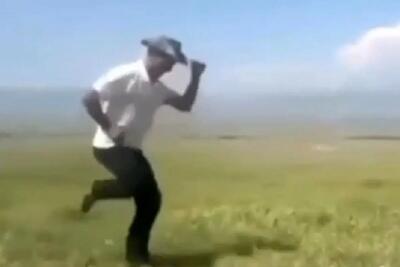  آواز شاد؛ کشاورز و گاوچرون به این شادی دیده بودین وسط صحرا پایکوبی کنن به این خوبی؟