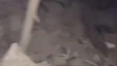  نیروهای دفاع مدنی فلسطین در حال جستجوی افراد در زیر آوار