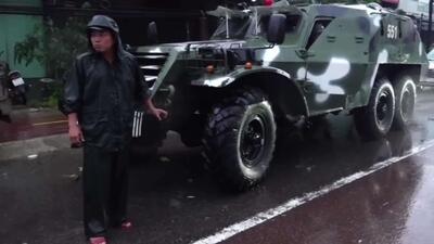  ویتنام از نفربرهای زرهی BTR-152 ساخت شوروی برای نجات مردم از سیل استفاده می‌کند