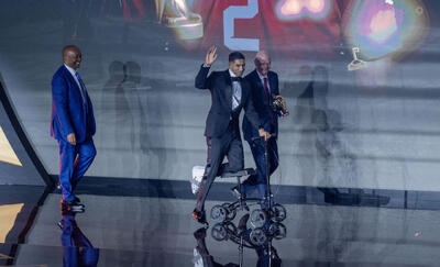  نحوه حضور اشرف حکیمی مصدوم برای دریافت جایزه بهترین بازیکن سال 2025 قاره آفریقا