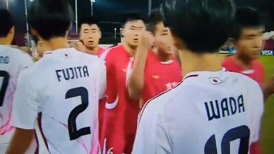  مشت زدن بازیکنان زیر 17 سال کره شمالی و بازیکنان ژاپن به جای دست دادن