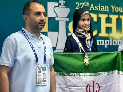  شطرنج باز دختر ایرانی با حجاب چادر بر روی سکوی جهانی/ عکس