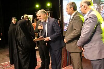  از خانواده شهیدان معصومه پیرهادی و ایمان گودرزی از شهدای جنگ دوازده روزه تحمیلی بروجرد تجلیل به عمل آمد