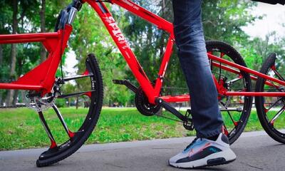 دوچرخه‌ساز دیوانه دوباره پیدا شد!/ مردی که با قوانین مفید فیزیک مشکل دارد/ ملاقات با عجیب ترین طراحی دوچرخه که سواری با آن یک معجزه است! (+فیلم و عکس)