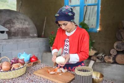  غذای روستایی در ایران؛ پخت نان و تهیه اشکنه سنتی در روستایی کوهستانی (فیلم)