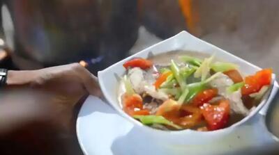  خوراک ماهی تازه با گوجه و زنجبیل در خیابان‌های جاکارتا (فیلم)