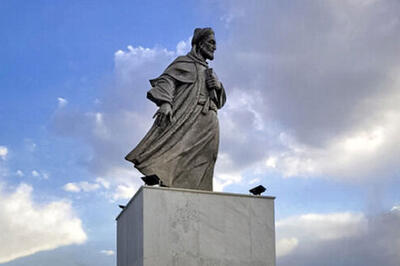  تندیس سعدی در ارومیه، تکیه‌گاه داربست شد!