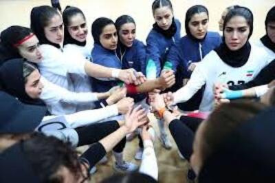  شادی و سرودخوانی دختران تیم ملی هندبال پس از کسب مدال برنز