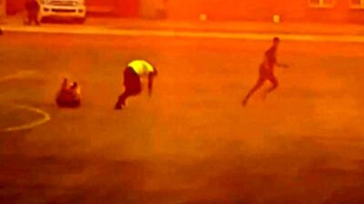  مامور نیروی انتظامی، حسین حسینی را زمین زد