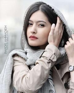  تاریخ امروز چهره‌ها |تصویری از استایل زیبا و پوشش جسورانه پردیس احمدیه با جوراب و روسری قرمز