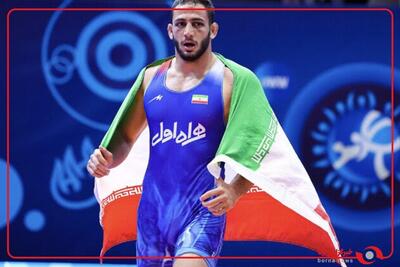  دور افتخار امیرعلی آذرپیرا پس از کسب مدال طلای کشتی آزاد بازی‌های کشورهای اسلامی