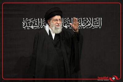  لحظاتی از شب اول مراسم عزاداری فاطمیه با حضور رهبر انقلاب در حسینیه امام خمینی(ره)