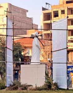  عکس/ داربست نصب بنر روی دوش مجسمه سعدی | اقتصاد24