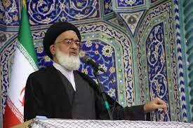  امام جمعه قم: دختران باید قدرتمند و نفوذناپذیر باشند/ راه‌حل مسئه حجاب