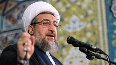  انتقاد امام جمعه تبریز از امروز و فردا کردن دولت در تأمین کالاهای اساسی/ موضع رئیس‌جمهور درباره حجاب مبهم است