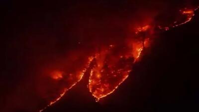  ادامه حریق در جنگل های هیرکانی پس از ۲۰ روز؛ پنج بالگرد و یک فروند هواپیمای ایلیوشین به منطقه اعزام شد / مدیر کل بحران گیلان: طی روز‌های آینده عدم بارش، افزایش دما و وزش باد گرم احتمال گسترش آتش‌سوزی را افزایش می‌دهد / انتقال چهار مصدوم حادثه آتش‌سوزی به مراکز درمانی با بالگرد