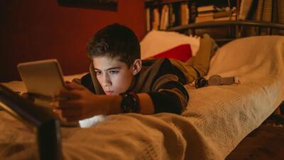  چطور با نوجوانان درباره محتوای جنسی آنلاین صحبت کنیم؟