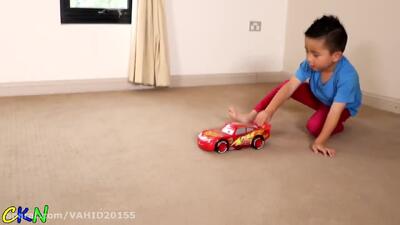  بازی و سرگرمی کودک با ماشین اسباب بازی مک کویین در خانه