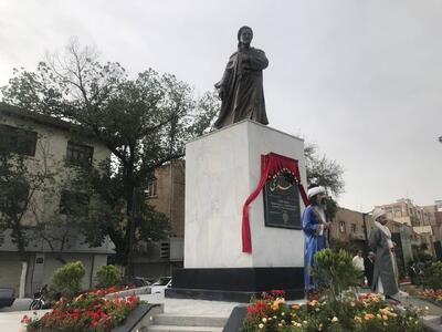  عکس  | اقدام زشت شهرداری ارومیه؛ زدن داربست به مجسمه سعدی به‌عنوان تکیه‌گاه برای بنرهای شهری!