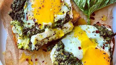  طرز تهیه تست غلات ارزان و فوری با تخم مرغ و اسفناج برای تقویت انرژی و کاهش خستگی