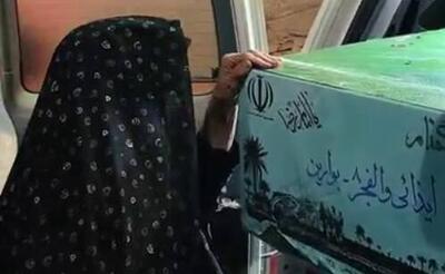  فیلم/ درد دل جانسوز مادر شهید دفاع مقدس با پیکر یکی از شهدای گمنام