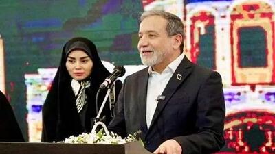  عکس/ همسر عباس عراقچی در بازارچه خیریه / چهره خندان و جوان آرزو احمدوند در رویداد دیپلماتیک وزارت امور خارجه، جلب توجه کرد!