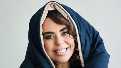  بیلی آیلیش ایرانی کیفش را شبیه مادربزرگ‌ها به دست گرفت و جنجال ساخت  + عکس