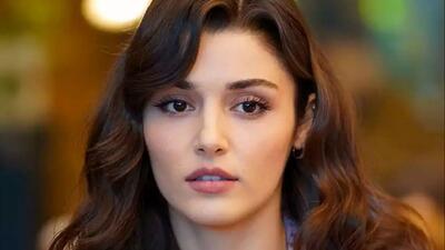  هانده ارچل با این کت و دامن قرمز از دل قصه‌ها بیرون آمده؛ تصاویر جدید او را ببینید