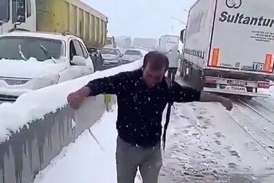  آواز خیابانی؛ راننده کامیون دید ترافیکه اومد پایین با آهنگ قره بالا پایکوبی کرد
