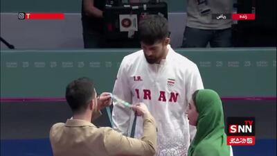  یونس امامی روی سکو نخست وزن ۷۴ کیلوگرم کشتی آزاد بازی های همبستگی کشورهای اسلامی در ریاض ایستاد