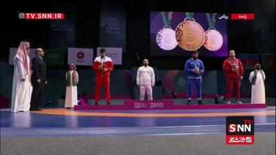  مراسم اهدای مدال رقابت‌های کشتی آزاد/ امیر حسین مدال طلای سنگین وزن را ضرب کرد