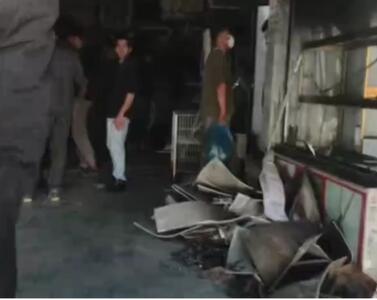  خسارت ۱۰۰ درصدی به یک پاساژ در دره‌شهر / صاحبان ۷ واحد تجاری متضرر شدند