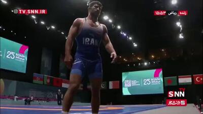  دور افتخار یونس امامی با پرچم ایران