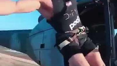  ثبت رکود گینس در نگه داشتن پرچم در بالگرد در حال پرواز