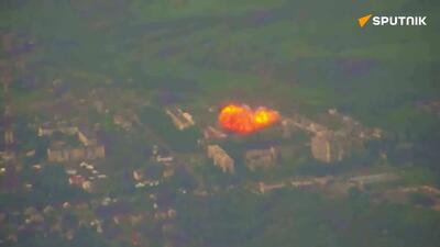  نظامیان نیروهای مسلح روسیه پرچم ملی را بر فراز کوپیانسک آزاد شده در منطقه خارکف برافراشتند