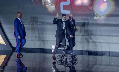  شیرین‌تر از هر جایزه؛ بوسه اشرف حکیمی بر سر مادرش پس از مرد سال آفریقا شدن / عکس