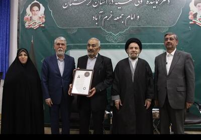  اهدای گواهینامه درجه یک هنری به شاعر لرستانی - تسنیم