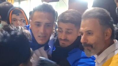  خروج جنجالی کادر فنی استقلال از ورزشگاه در ازدحام جمعیت