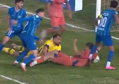  بازسازی صحنه مهم جام‌جهانی توسط پادیابی‌ها! (عکس)