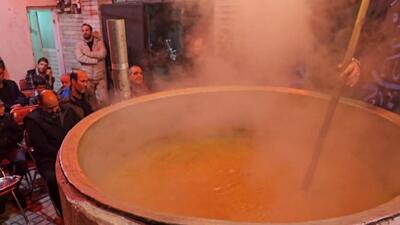  پخت سمنو در فولادشهر به مناسبت دهه فاطمیه + فیلم