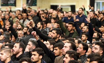  طنین شعار مرگ بر اسرائیل در مراسم عزاداری حضرت زهرا در حسینیه امام خمینی (فیلم)
