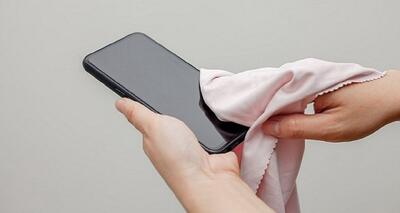  چگونه گوشی خود را بدون آسیب رساندن به آن تمیز کنم؟