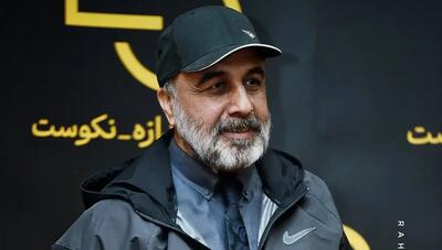  «رضا عطاران» با کلاه کَپ و تیپ کژوال در برج میلاد؛ سادگی آقای سوپراستار (عکس)