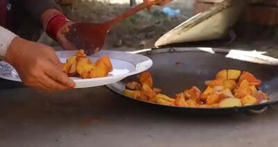  طرز پخت خوراک سیب‌زمینی توسط زوج سالمند افغان (فیلم)