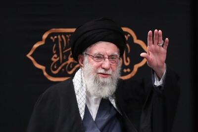  لحظۀ ورود رهبر معظم انقلاب به دومین شب مراسم عزاداری ایام شهادت حضرت زهرا (فیلم)