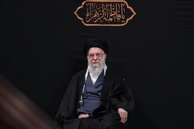  پنجره متفاوتی به لحظه ورود رهبر انقلاب به مراسم عزاداری حضرت زهرا در حسینیه امام خمینی (فیلم)